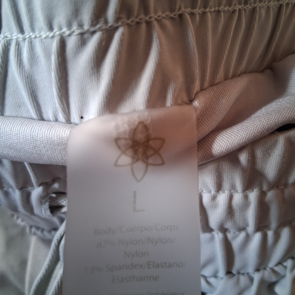 Women's Shorts Set - Picture 3 of 7